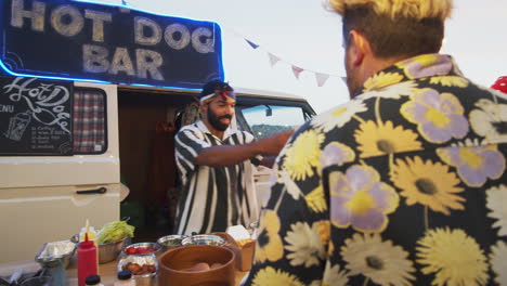 Menschen-Tanzen-Und-Bestellen-Hotdogs-Am-Imbisswagen-Auf-Dem-Sommerfest